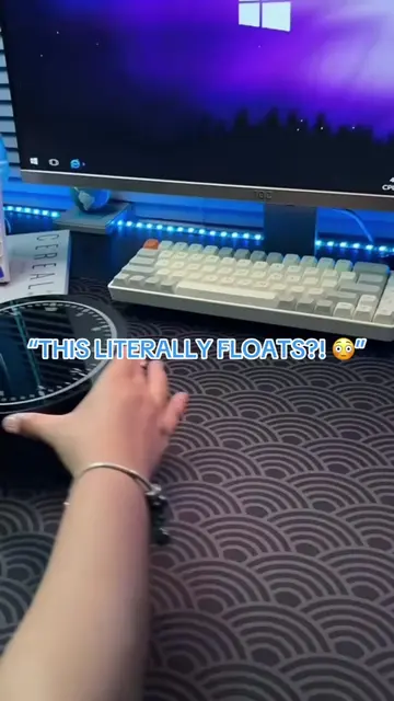 “This floating lamp is blowing up right now 😳✨ No wires, no tricks… it literall